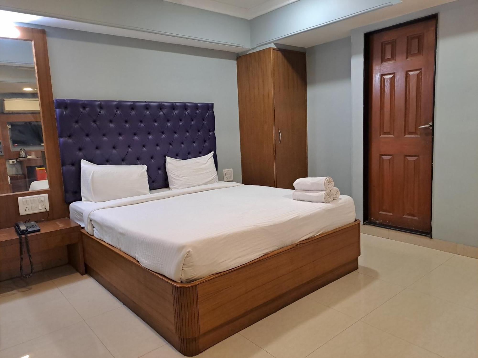 Hotel Cruz Royale Mumbai Exterior photo